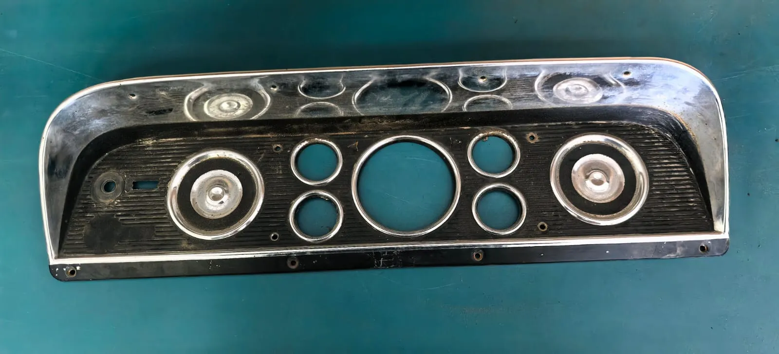 Dashboard gauge cluster bezel