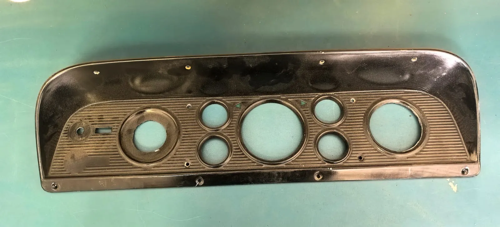 Dashboard gauge cluster bezel