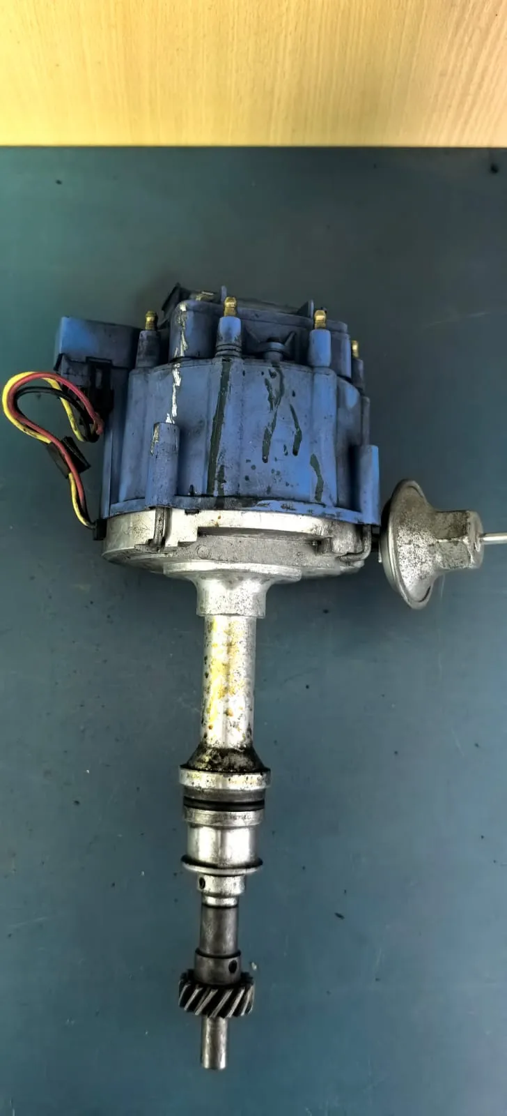 Distributor — HEI-style ("LATCH" / "TACH BAT")